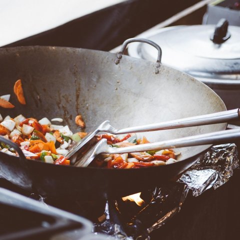 Wok, stir-fry i para – azjatyckie techniki gotowania, które opanujesz w domu