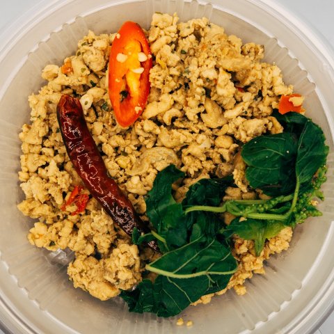 Pad krapow: tajski stir-fry z bazylią świętą i jajkiem — przepis i sekrety
