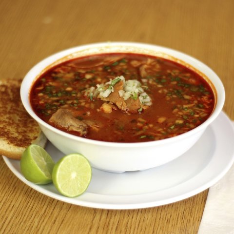 Zdjęcie: Pozole rojo: meksykańska zupa z hominy i wieprzowiną