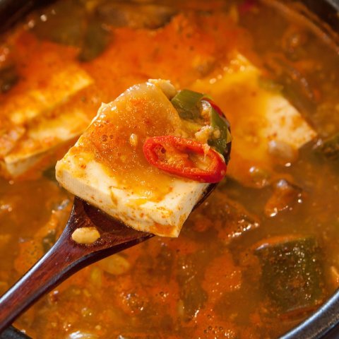 Zdjęcie: Sundubu jjigae: koreańska zupa tofu z owocami morza i chili