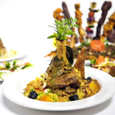 Zdjęcie: Tagine z jagnięciną i oliwkami: gotowanie w glinianym naczyniu