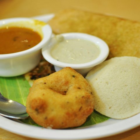 Zdjęcie: Dosa: fermentowany naleśnik ryżowy z sambar i chutney
