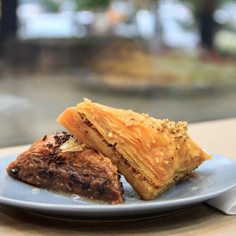 Zdjęcie: Baklava domowa: ciasto filo, orzechy i syrop miodowy