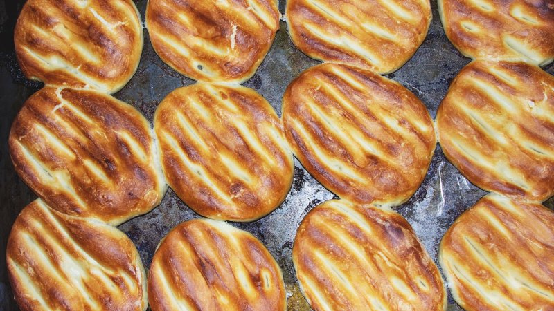 Zdjęcie: Pita domowa: jak upiec kieszonkowy chleb z kieszonką – krok po kroku