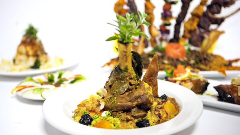 Zdjęcie: Tagine z jagnięciną i oliwkami: gotowanie w glinianym naczyniu
