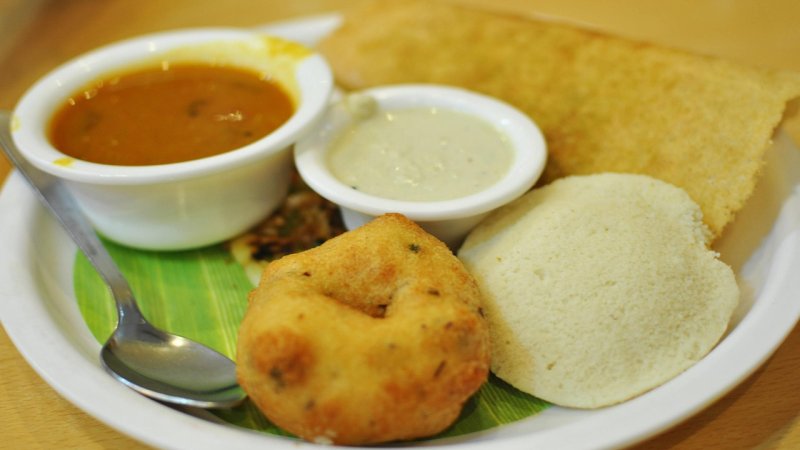 Zdjęcie: Dosa: fermentowany naleśnik ryżowy z sambar i chutney