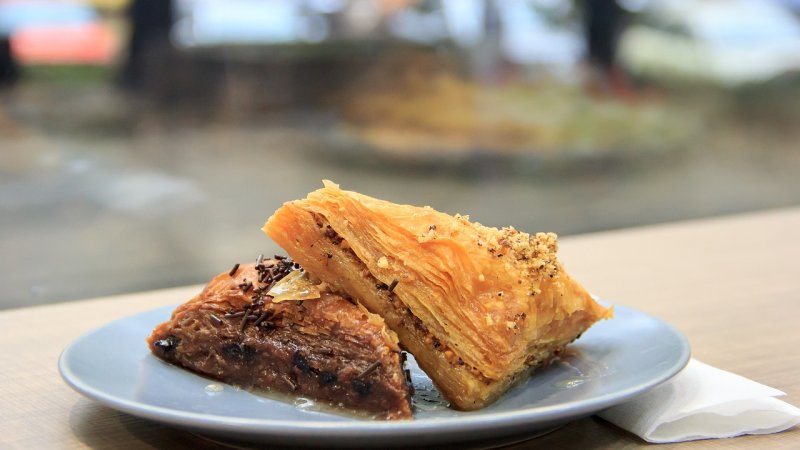 Zdjęcie: Baklava domowa: ciasto filo, orzechy i syrop miodowy